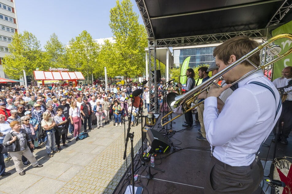 Auf der Jazzmeile Dresden auf der Prager Straße drängeln sich die Fans rund um die Bühnen.