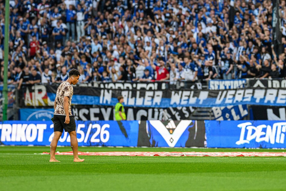 St. Paulis Neuzugang Joel Chima Fujita geht vor den Spielen barfuß über den Platz. Im Derby hat er sich auch nicht von den HSV-Fans beeindrucken lassen.
