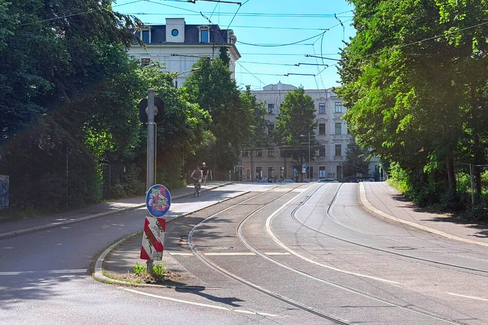 Der Blick in die Anton-Bruckner-Allee zwischen Klingerweg und Könneritzstraße. Hier finden am 30. Juni Bauarbeiten statt.