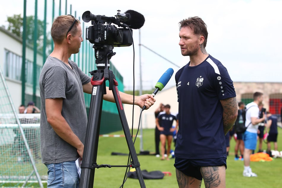 Gefragter Interviewpartner zum Trainingsauftakt der Himmelblauen: CFC-Neuzugang Jan Löhmannsröben.