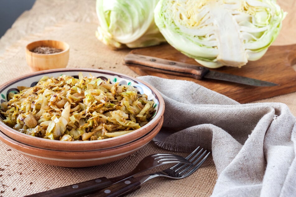 Einfach köstlich: Angebratener Weißkohl mit Speck.