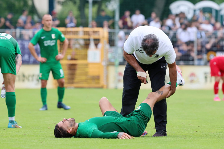 Schockmoment für die BSG Chemie Leipzig. Stürmer Stanley Ratifo (29) musste in der Nachspielzeit verletzt raus.