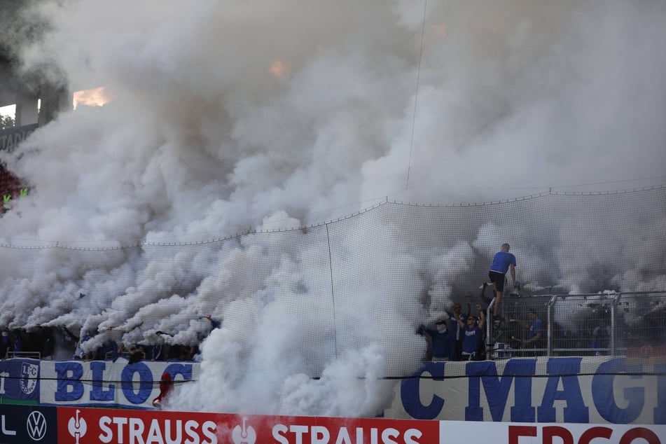 Die Magdeburger Fans brannten während des Spiels in gewohnter Manier ein kleines Feuerwerk ab.