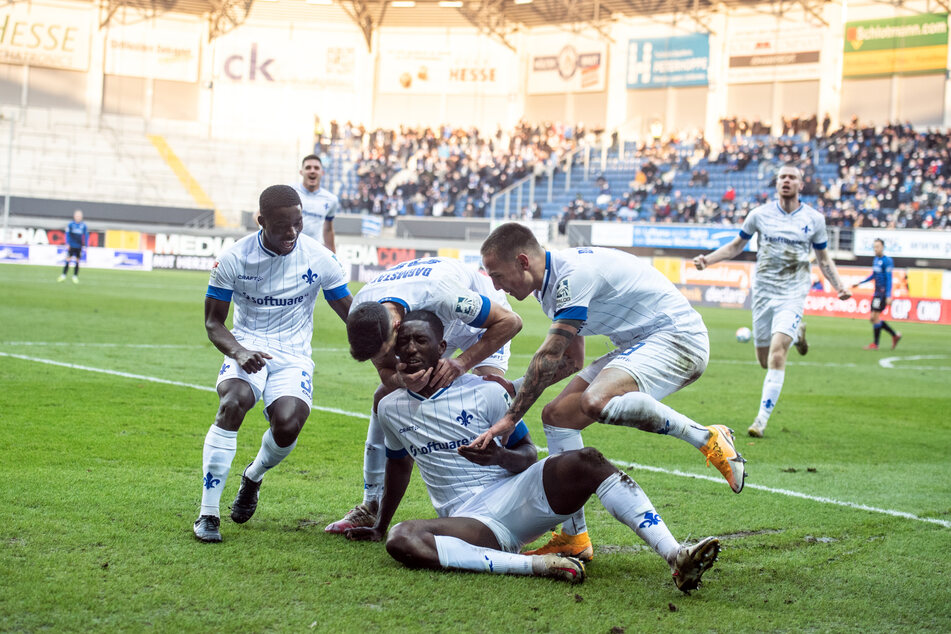 Riesiger Jubel in der Schlussphase! Patric Pfeiffer (22, M.) erzielte in der 81. Minute das entscheidende Tor zum 1:0-Sieg für den SV Darmstadt 98 gegen den SC Paderborn 07.