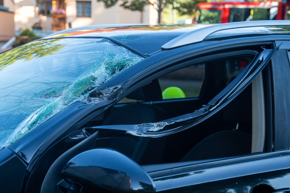 Die Fahrerseite des Nissan ist durch den Aufprall deutlich beschädigt worden.