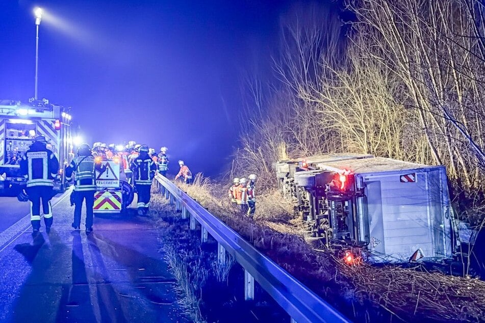 Der Lastwagen wird im Laufe des Vormittags geborgen.
