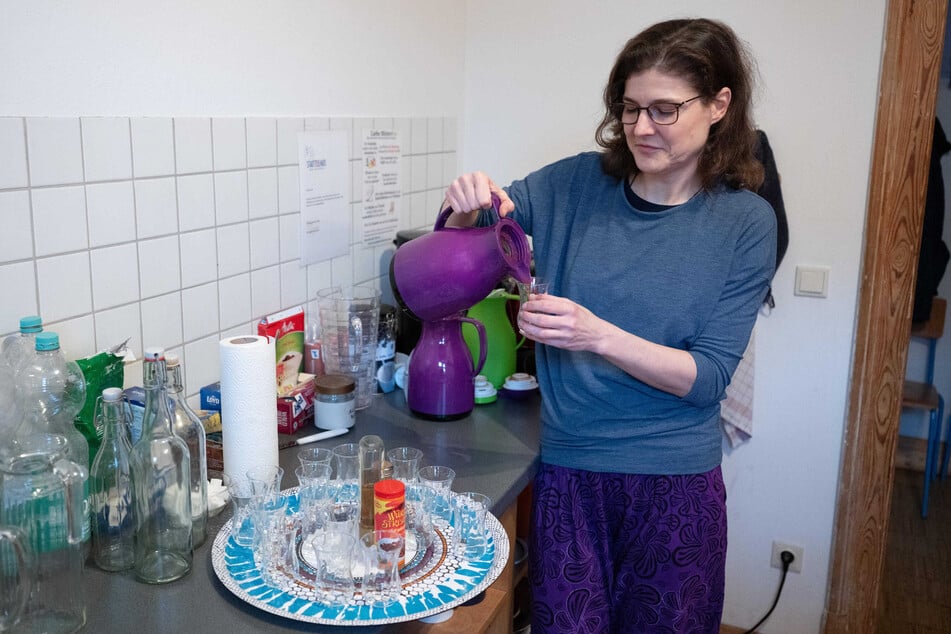 Marta Ulrike Hübner, Kuscheltherapeutin und Kuschelpartyleiterin, bereitet vor Beginn eines Kuschelevents den Kakao zu.