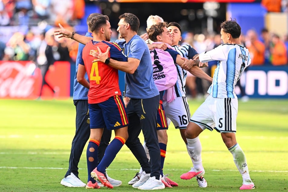 Auch Eric Garcia (25, v.) war von Paredes (r.) angegriffen worden.