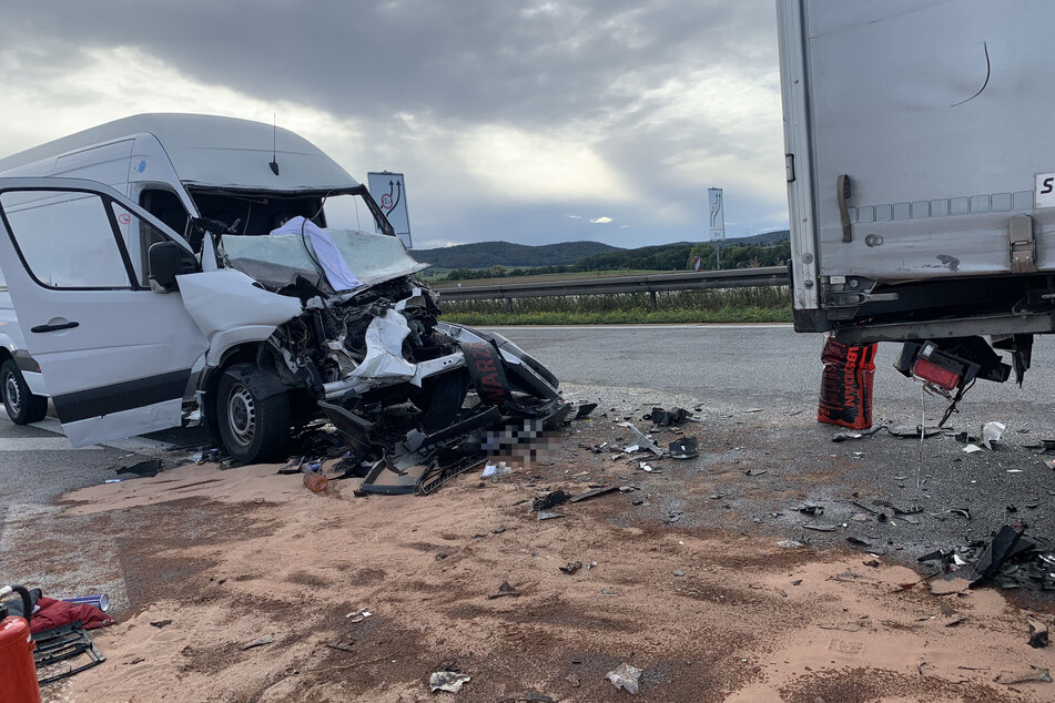 Unfall A3 Horror Unfall Auf A3 Sprinter Fahrer Ubersieht Stauende Kracht Ungebremst In Einen Lastwagen Tag24