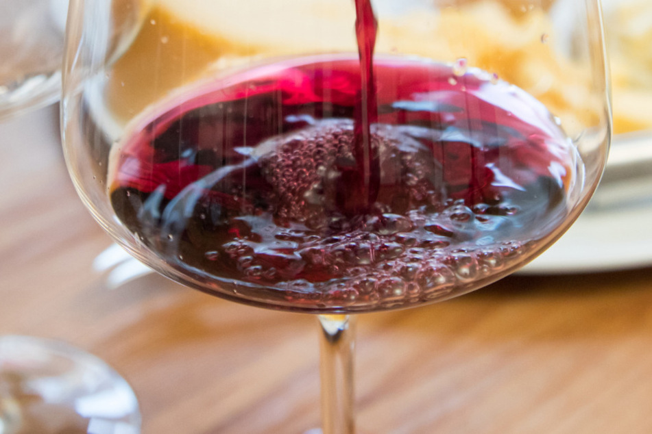 Das Glas Wein sollte in den Tagen nach einer Impfung lieber stehen bleiben.