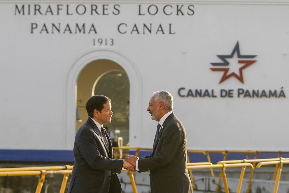 US Secretary of State Marco Rubio (l.) talks to Panama Canal Authority Administrator Ricaurte Vasquez during a tour at the Miraflores locks in Panama City on February 2, 2025.