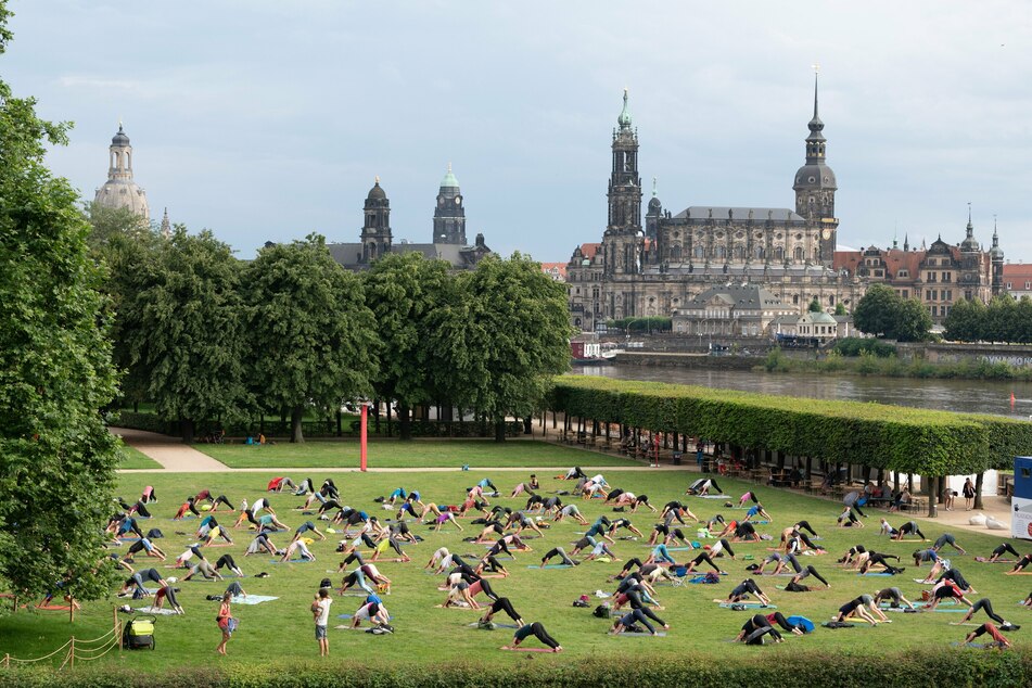 In Dresden finden wieder viele Veranstaltungen statt, wie hier "Yoga im Park" im Rahmen des Palais Sommer.