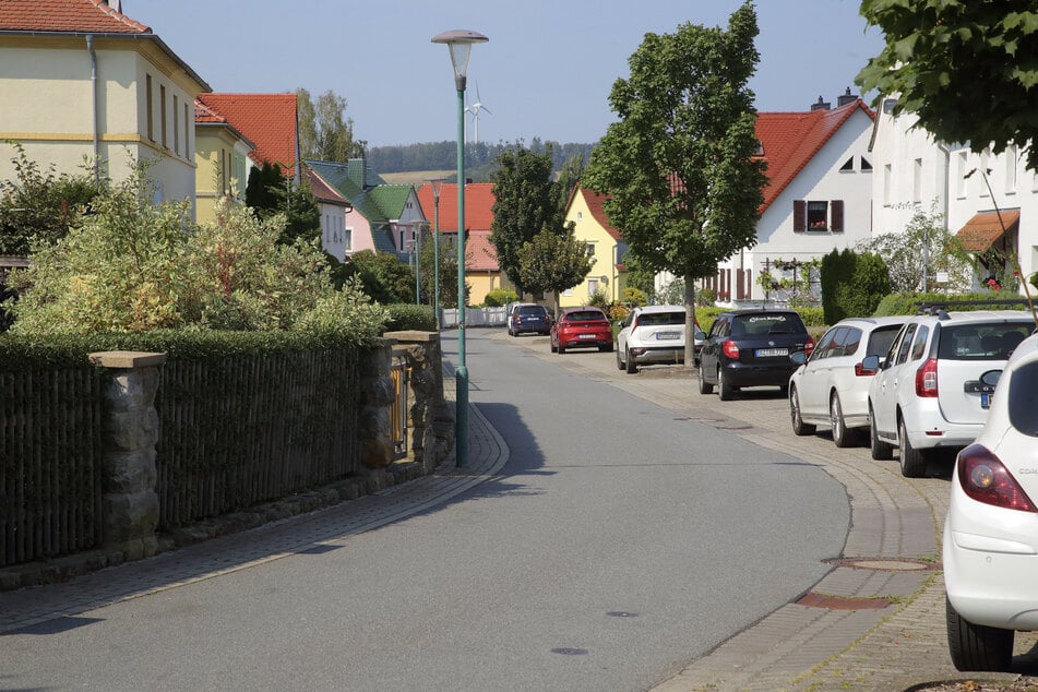 Auf dieser schmalen Straße wurde die Schülerin rüde zu Fall gebracht.