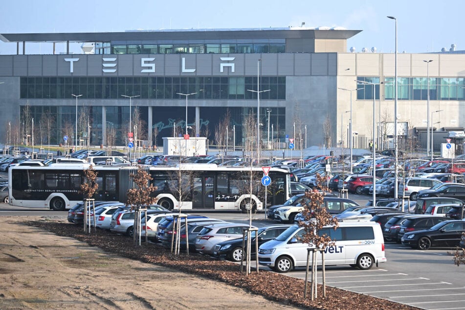 Tesla hat vom Land Brandenburg offiziell die Genehmigung zum Ausbau der Gigafactory in Grünheide erteilt bekommen.