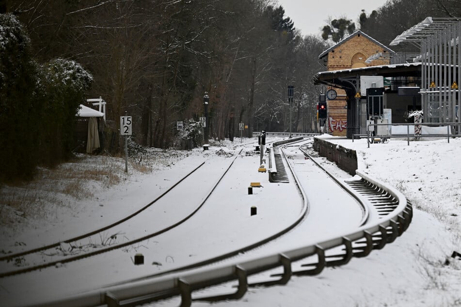 Wegen des Wintersturms "Elli" hat die Deutsche Bahn ihren Fernverkehr in Norddeutschland am Freitag vorübergehend eingestellt.