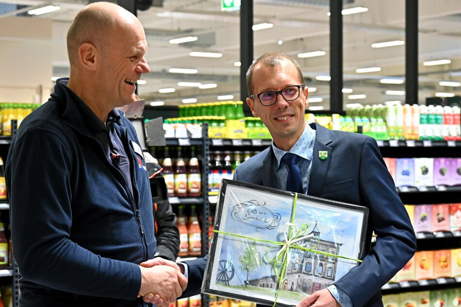 Schon vor der Eröffnung gratuliert Bürgermeister Heiko Wersig (40, r.) Inhaber Peter Simmel (63) zum neuen Markt.