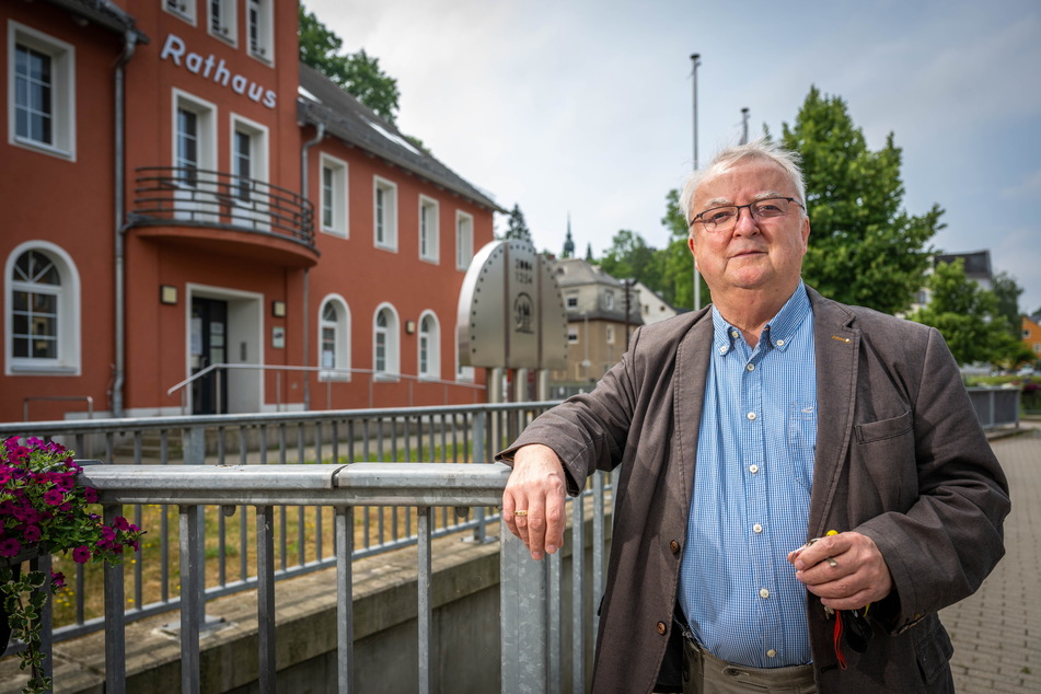 Ortsvorsteher Ullrich Müller (74) ist stolz auf das 2008 sanierte Rathaus von Wittgensdorf.