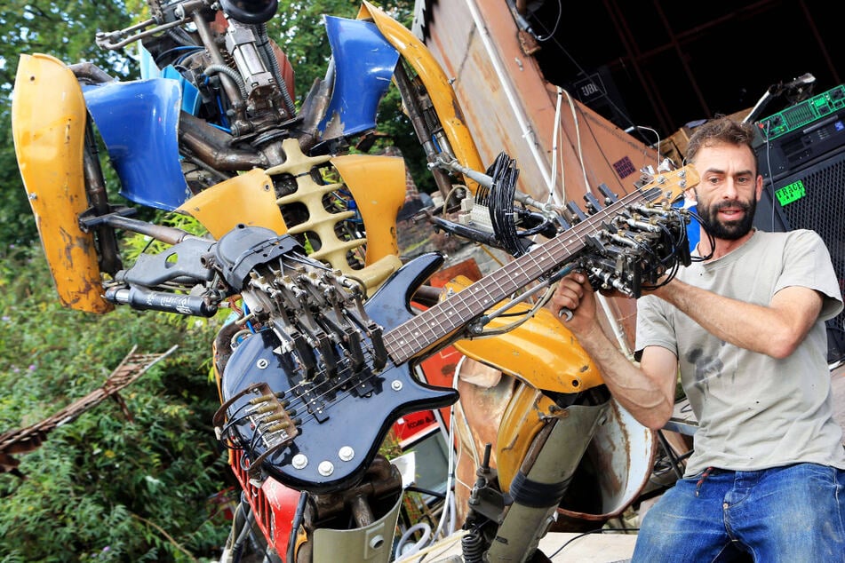 Skynet übernimmt ZDF-Fernsehgarten? Robo-Rocker spalten das Netz und Kiewel lässt Muskeln spielen