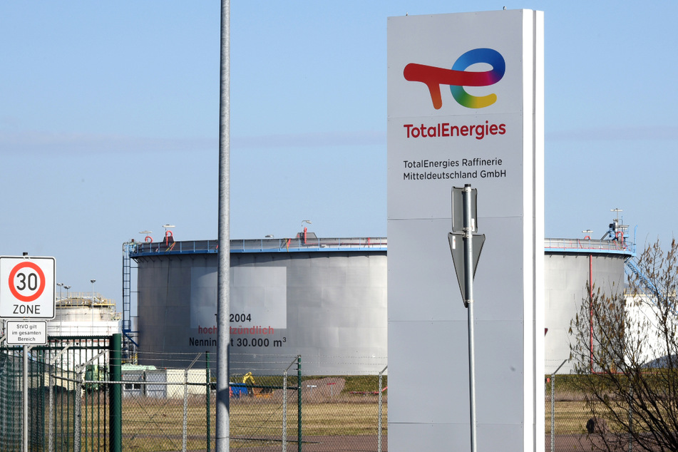 Die in Leuna ansässige Raffinerie des französischen Mineralöl-Konzerns Total will spätestens Ende 2022 komplett auf russisches Erdöl verzichten.