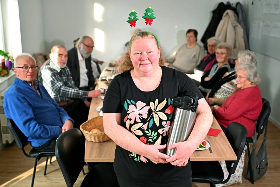 Alltagsbegleiterin Aline Berlich (43) lädt einmal wöchentlich Senioren zum gemeinsamen Treff.