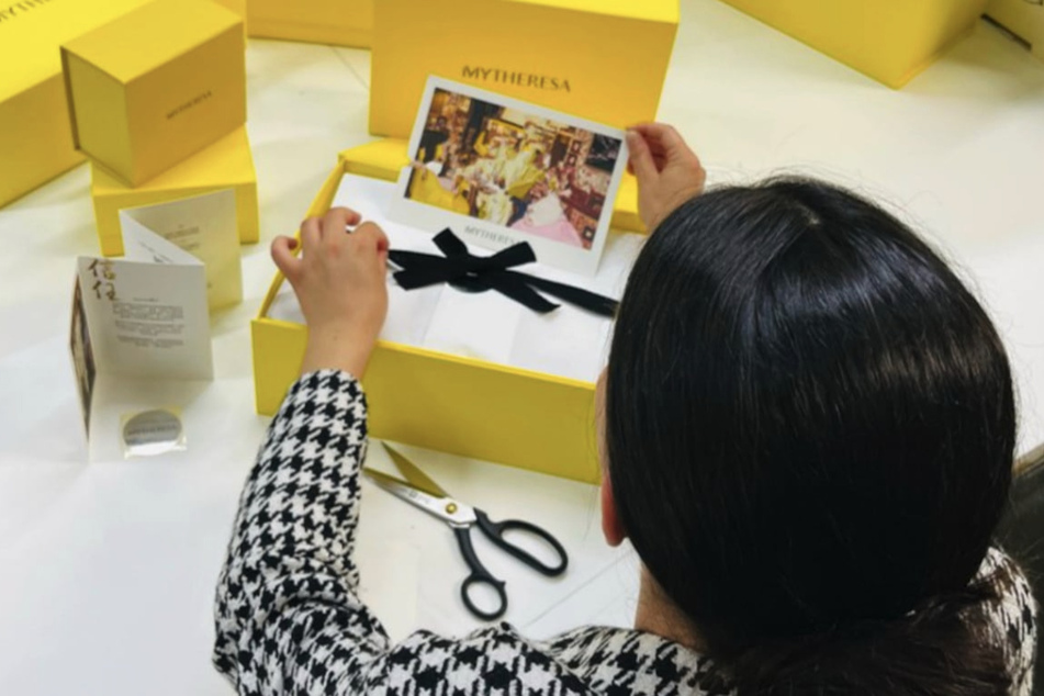 Jedes Produkt wird bei Mytheresa von den Geschenkverpackern (w/m/d) liebevoll verpackt.