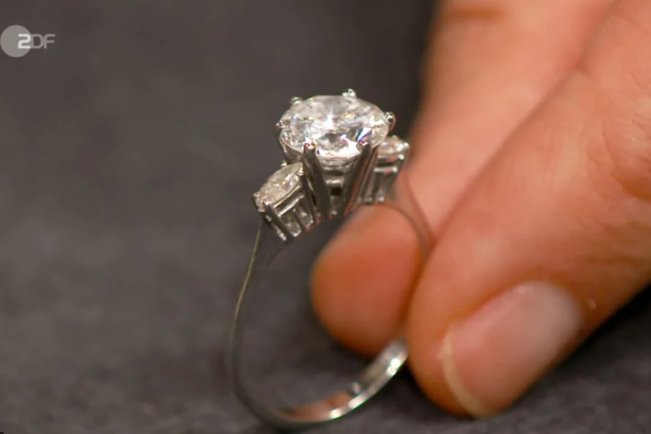 Der funkelnde Ring aus den 1970er-Jahren (Kaufpreis: 30.800 DM) soll laut Expertin Heide Rezepa-Zabel (60) auch heute noch bis zu 18.000 Euro wert sein.