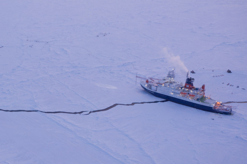 Das Forschungsschiff Polarstern liegt eingefroren im Eis der Zentralarktis.