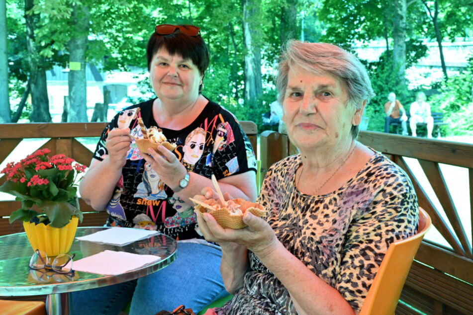Kerstin (59) und Ursula Schröder (82) finden die angekündigten Kontrollen des Ordnungsamtes gut.