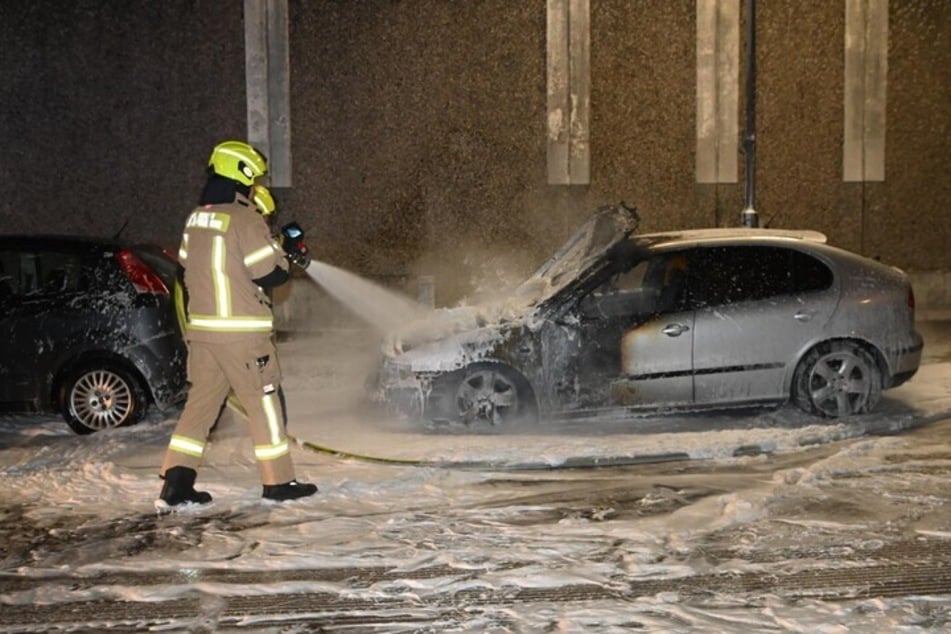 Löscheinsätze wegen brennender Autos rund um die JVA Plötzensee waren für die Feuerwehr zuletzt Routine. (Archivbild)