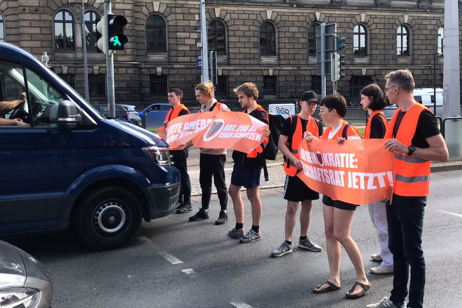 Am Montagnachmittag blockierte die "Letzte Generation" den Carolplatz.