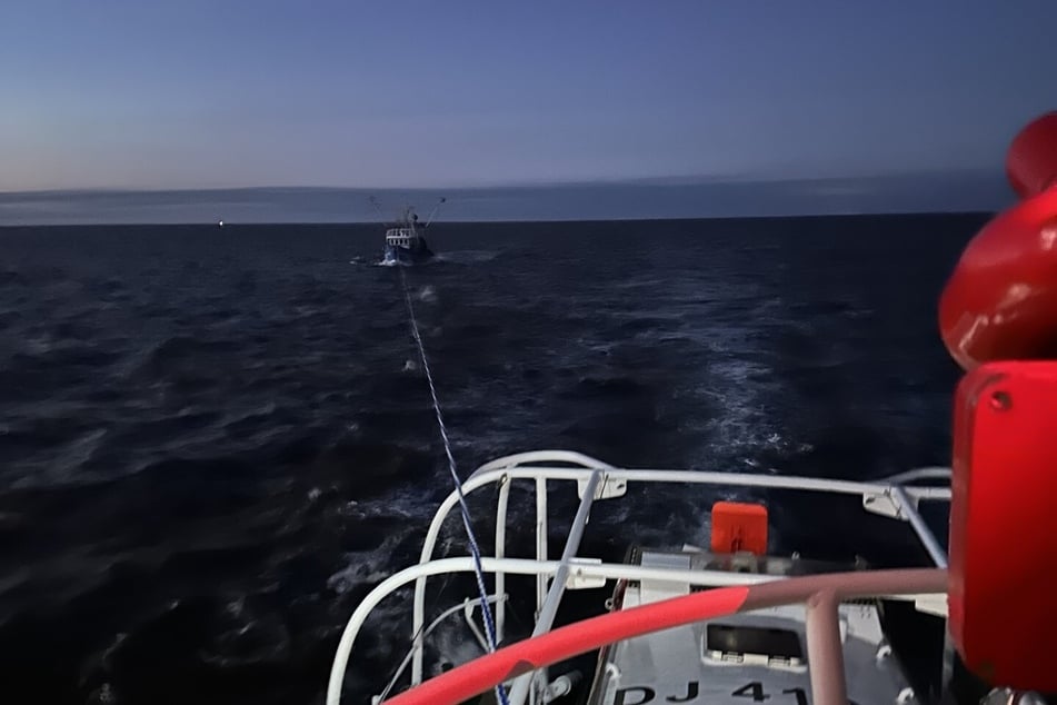 Ein Fischkutter ist in der Nach von Sonntag auf Montag in der Nordsee auf Grund gelaufen. Die Seenotretter rückten aus.