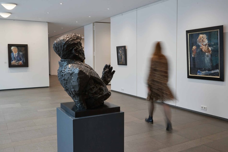 Eine Journalistin geht durch die Ausstellung "Kanzlers Kunst - Die Sammlung von Helmut und Loki Schmidt" im Ernst Barlach Haus.