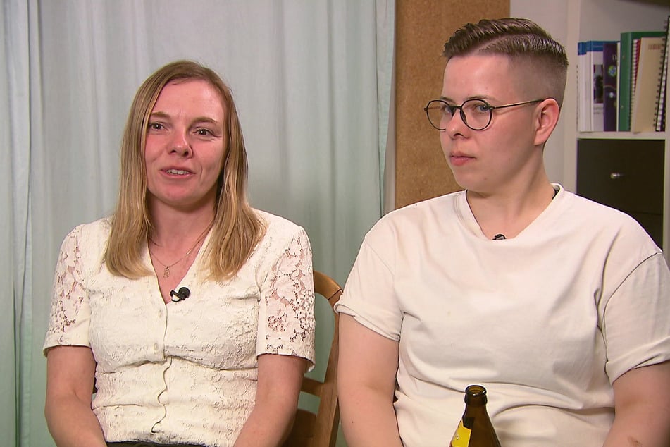 Susu (41) und Linda (30) kritisieren den trockenen Gulasch.