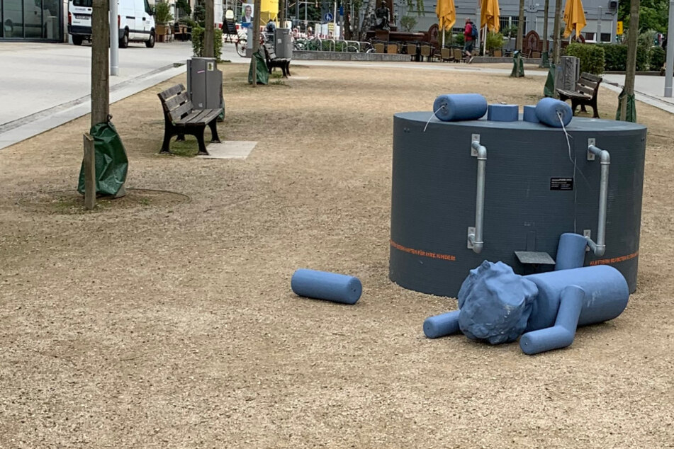 Die Marx-Skulptur auf dem Johannisplatz brach am Mittwoch zusammen. Nun ist klar, es war kein Vandalismus.