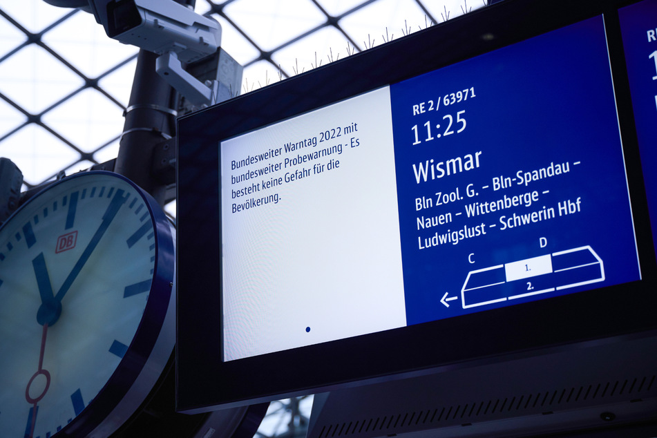 Auch auf Anzeigetafeln im Berliner Hauptbahnhof wurde der Probealarm ausgespielt.