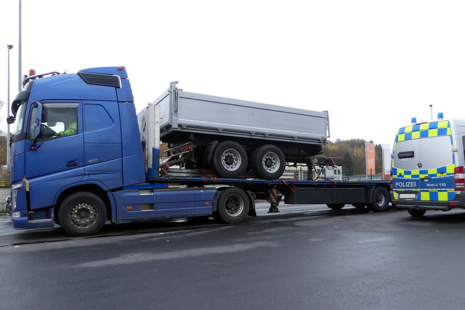 Auf der A7 kurz vor dem Kirchheimer Dreieck wurde am Donnerstag ein lebensgefährlich beladener Sattelzug aus dem Verkehr gezogen.