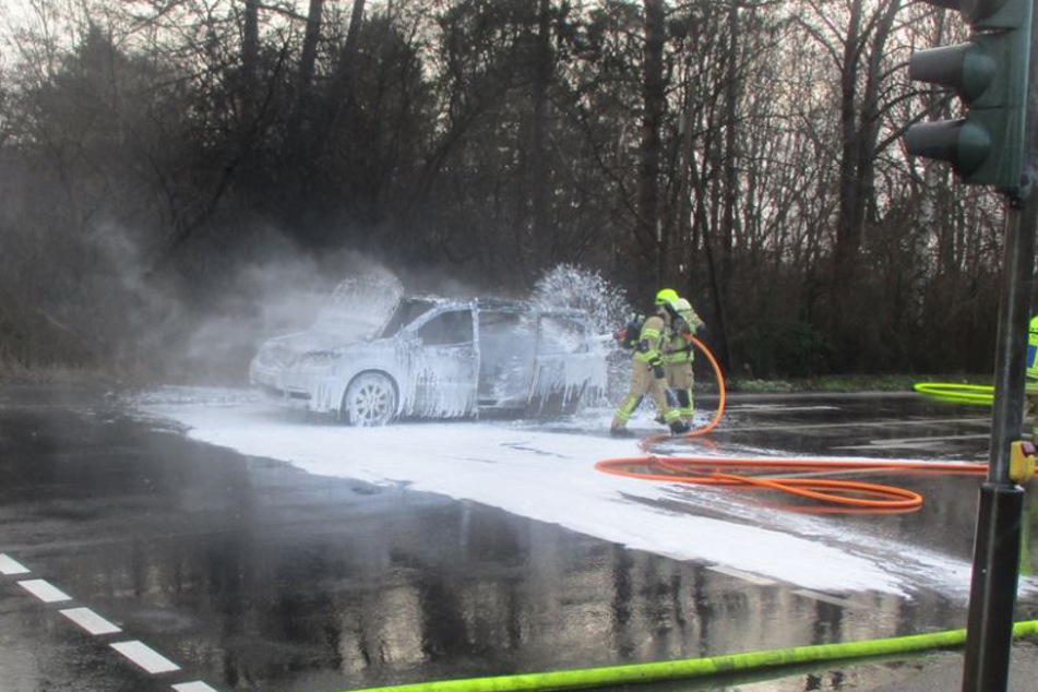Die Feuerwehrleute mussten den Chrysler mit Spezialmitteln löschen. Der Fahrer (56) kam schwerverletzt in ein Krankenhaus.