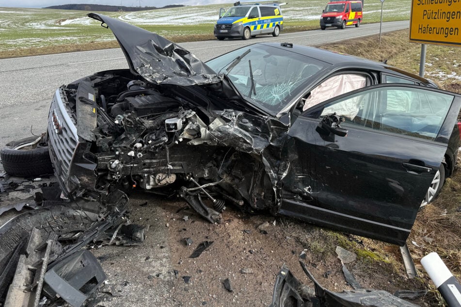 Bundesstraße stundenlang dicht: Drei Verletzte bei heftigem Unfall