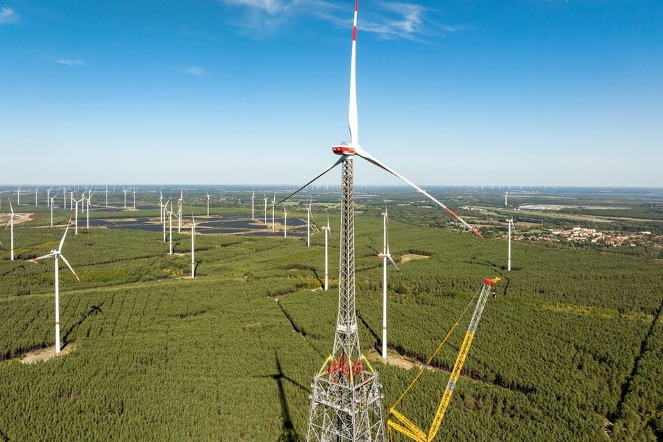 Das Windrad in Schipkau ist mit 365 Metern nur drei Meter niedriger als der Berliner Fernsehturm.