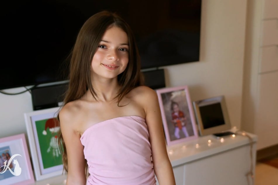 Sophia führt ihren Eltern einen lange geprobten Catwalk vor.