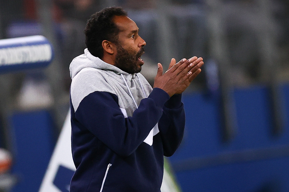 Hamburgs Trainer Daniel Thioune (46) gestikuliert am Spielfeldrand.