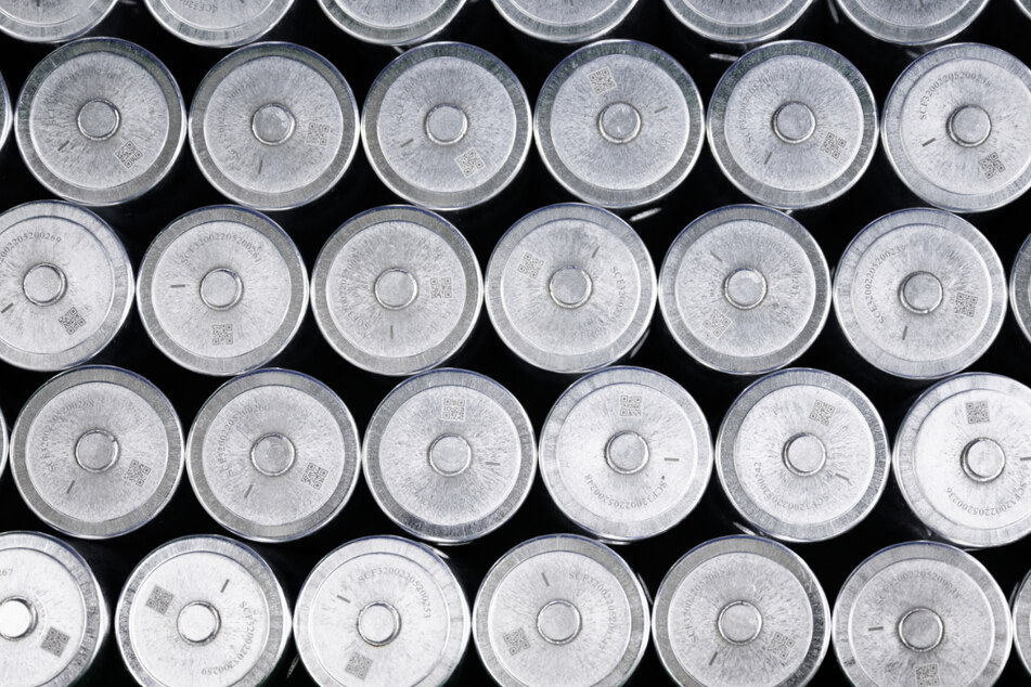 Superkondensatoren von Skeleton Technologies in einer Kiste. Millionen dieser Super-Batterien sollen ab 2023 in Markranstädt entstehen.