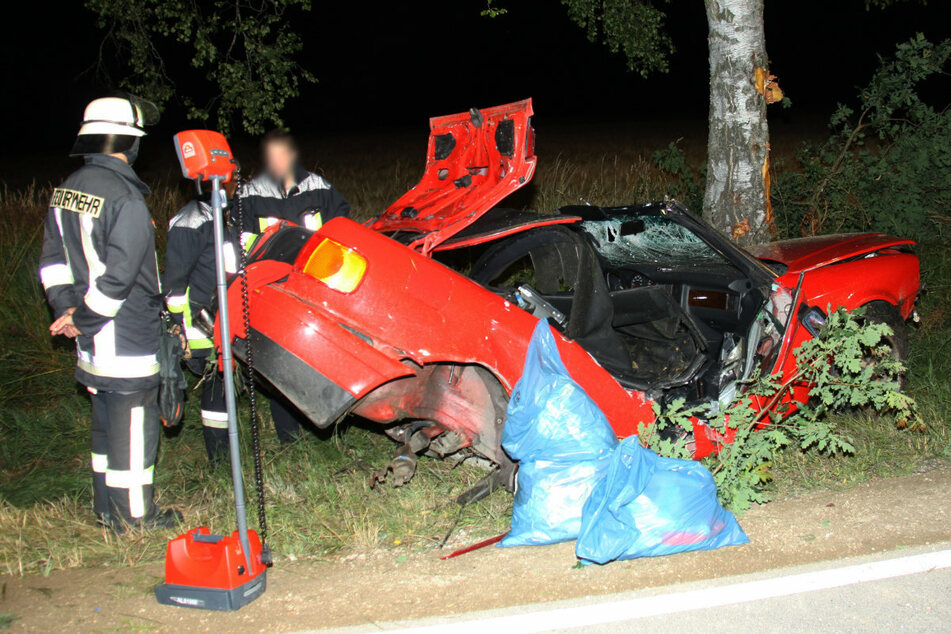 Cabrio rammt Baum: Junge Frau (†23) stirbt bei schwerem Unfall