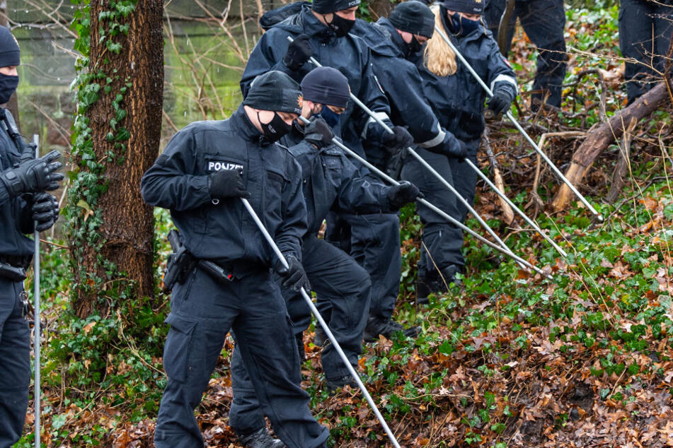 Polizisten durchsuchen ein Waldstück. (Symbolbild)