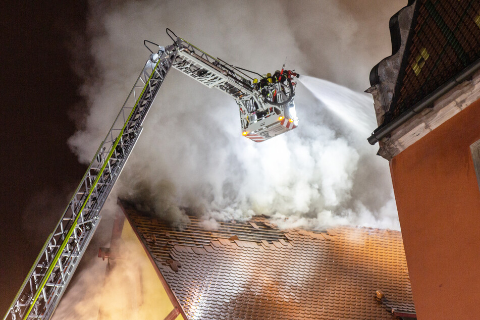 Dachstuhl von Hotel in Flammen! Stundenlange Löscharbeiten