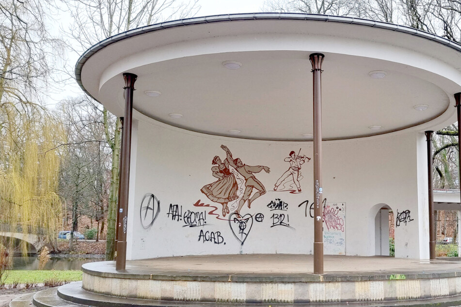 Vandalismus am Schlossteich-Pavillon: Schon wieder waren hier Schmierfinken am Werk.