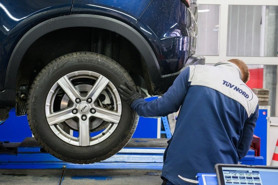 In den 47 NRW-Betrieben des TÜV Nord sind rund 1500 Menschen beschäftigt. (Symbolbild)