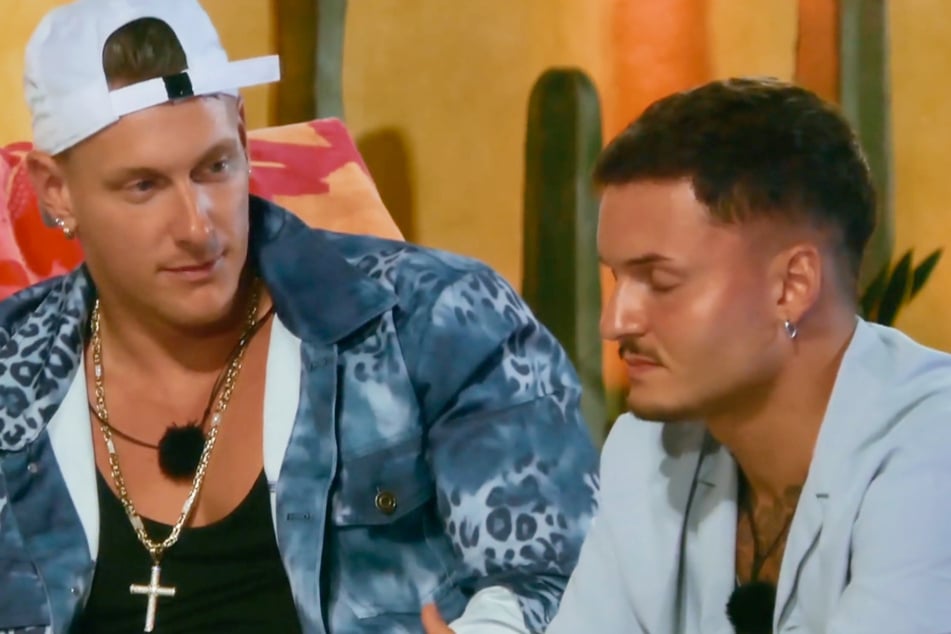 Calvin (32, l.) versucht, Tobi (27) ins Gewissen zu reden.