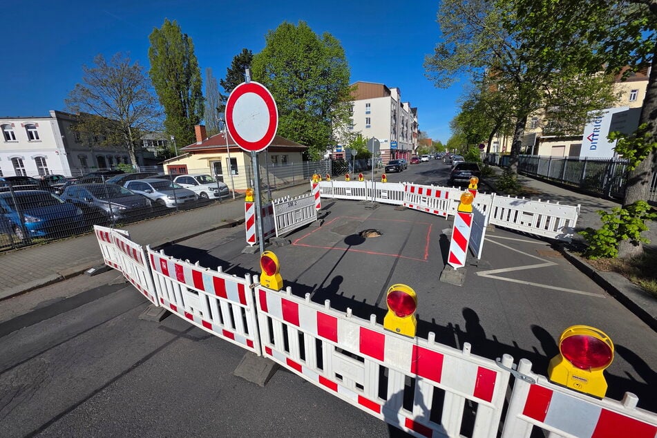 Im Bereich der abgesackten Stelle kann die Industriestraße mittlerweile vorübergehend nicht mehr befahren werden.