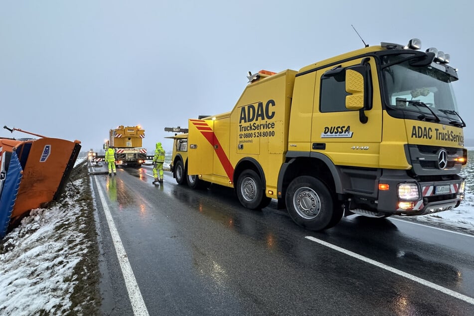 Der Truck muss aufwändig geborgen werden.